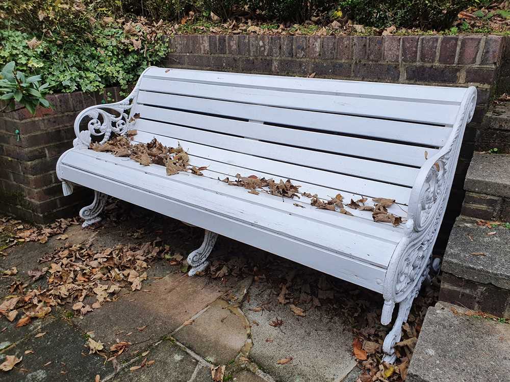 A COALBROOKDALE STYLE WHITE PAINTED CAST IRON GARDEN BENCH - Bild 2 aus 2