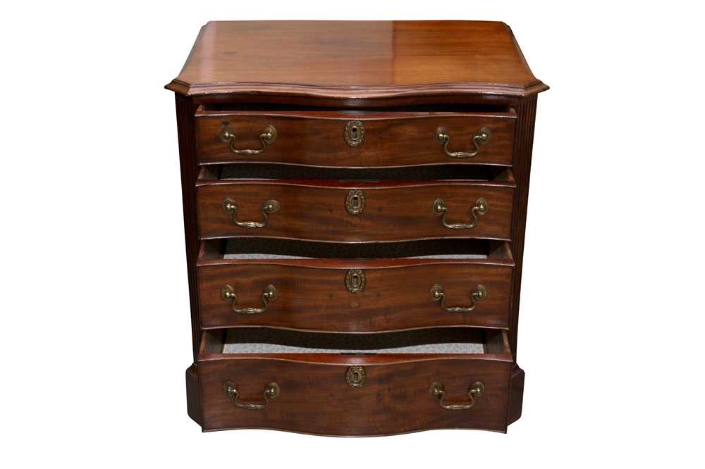 A GEORGE III MAHOGANY BACHELORS CHEST - Bild 2 aus 12