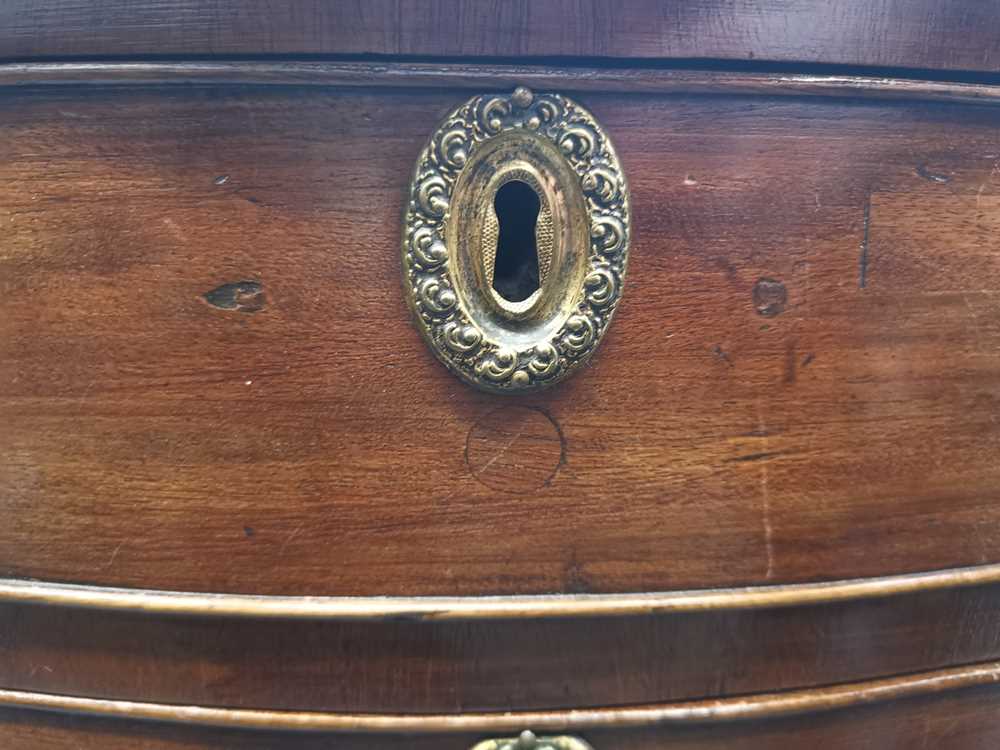 A GEORGE III MAHOGANY BACHELORS CHEST - Bild 11 aus 12