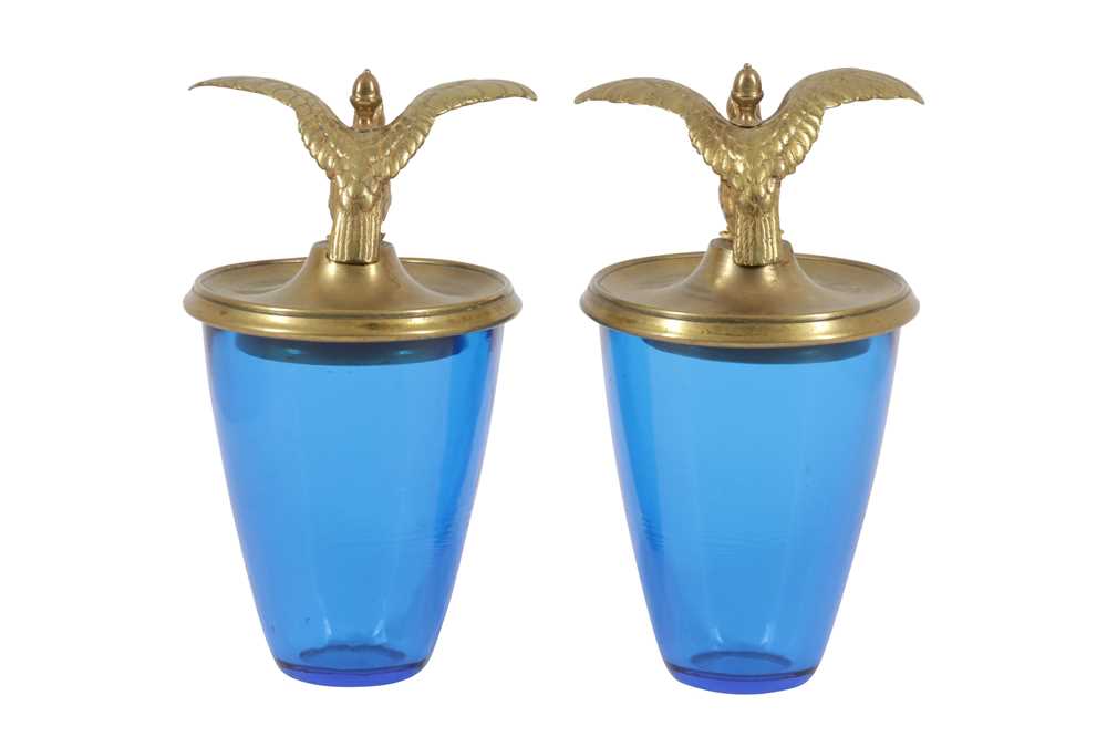 A PAIR OF FRENCH GILT METAL AND BLUE GLASS CACHE POTS, LATE 19TH CENTURY AND LATER - Bild 2 aus 2