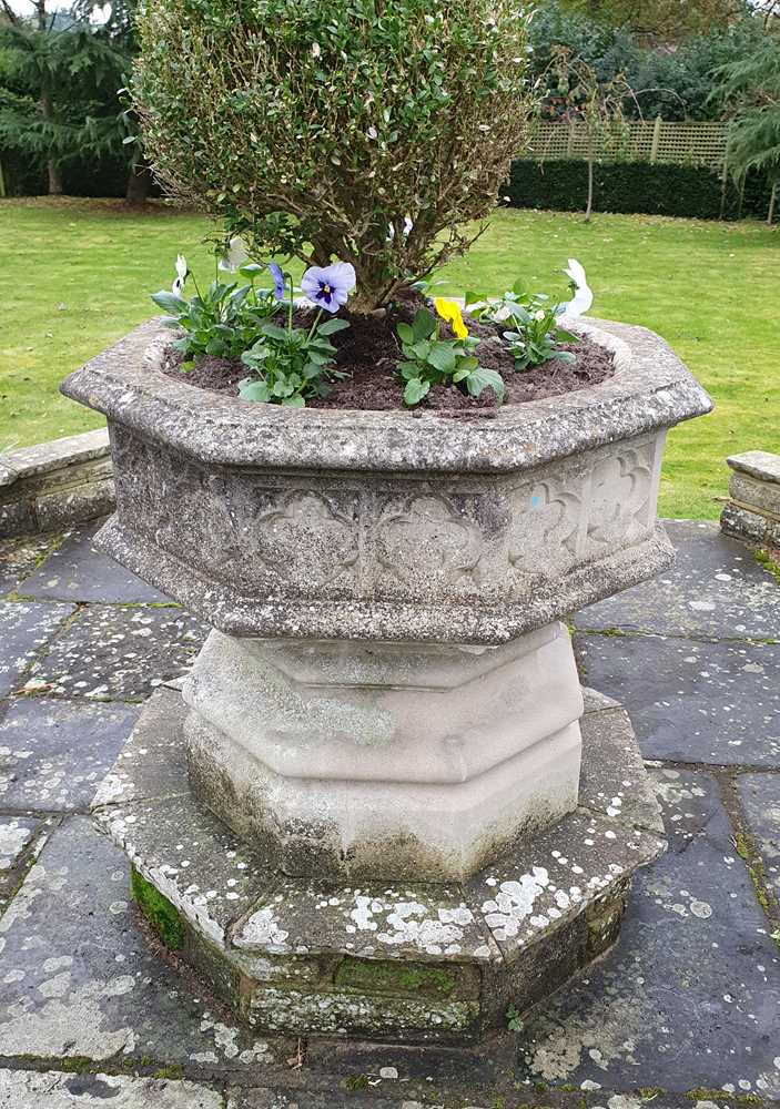 A RECONSTITUTED STONE FONT GARDEN PLANTER - Bild 2 aus 2