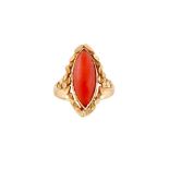 λ A CORAL AND CULTURED PEARL RING, MID 20TH CENTURY