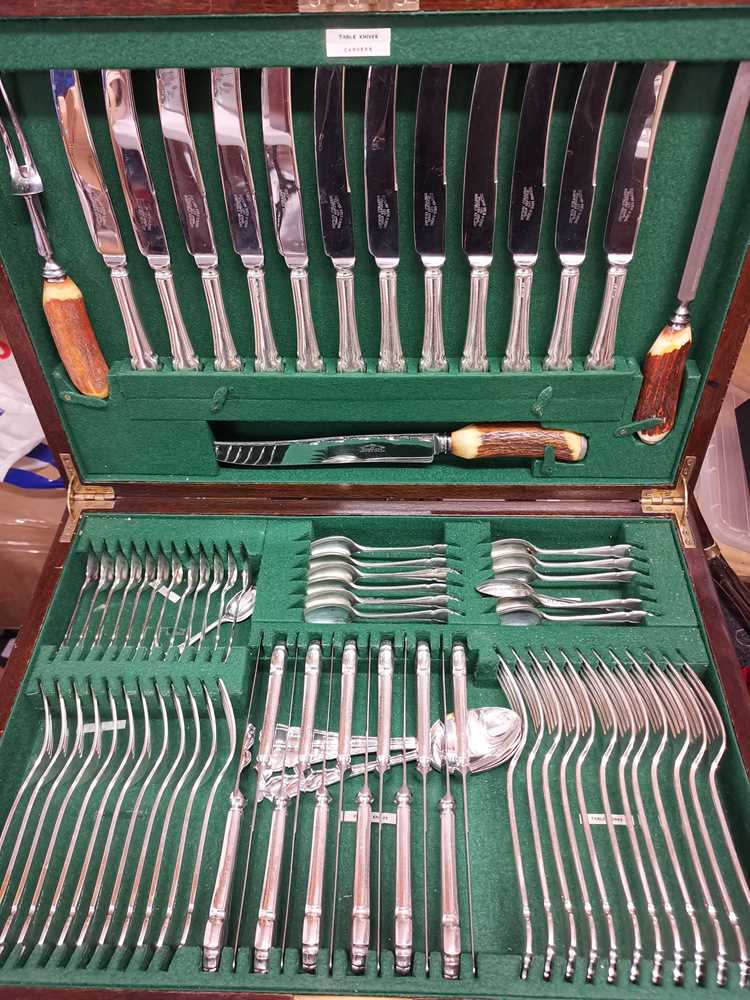 A 20TH CENTURY MAHOGANY THREE DRAWER CANTEEN OF SILVER PLATED CUTLERY - Bild 12 aus 12