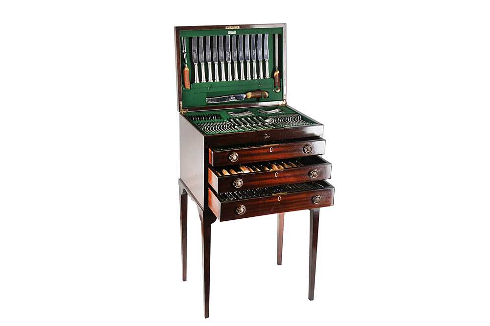 A 20TH CENTURY MAHOGANY THREE DRAWER CANTEEN OF SILVER PLATED CUTLERY