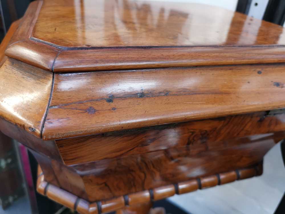 A WILLIAM IV FIGURED WALNUT TEAPOY - Bild 7 aus 9