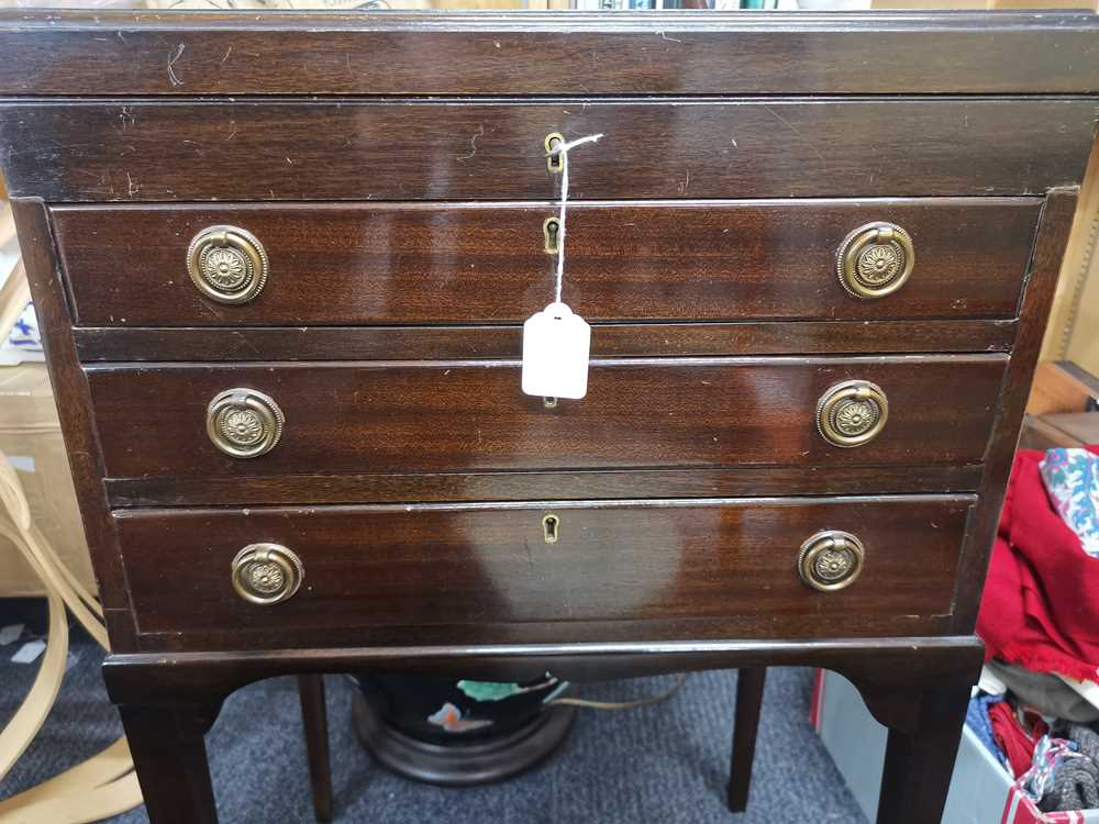 A 20TH CENTURY MAHOGANY THREE DRAWER CANTEEN OF SILVER PLATED CUTLERY - Bild 7 aus 12