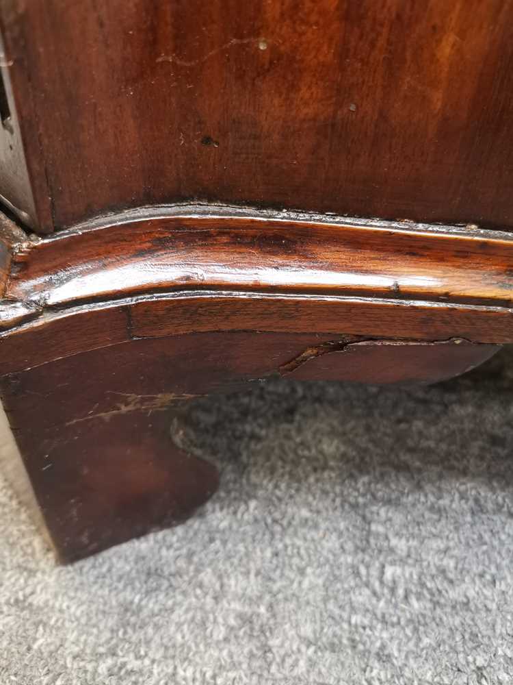 A GEORGE III MAHOGANY BACHELORS CHEST - Bild 5 aus 12