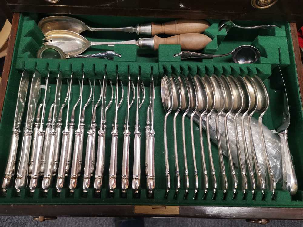 A 20TH CENTURY MAHOGANY THREE DRAWER CANTEEN OF SILVER PLATED CUTLERY - Bild 10 aus 12