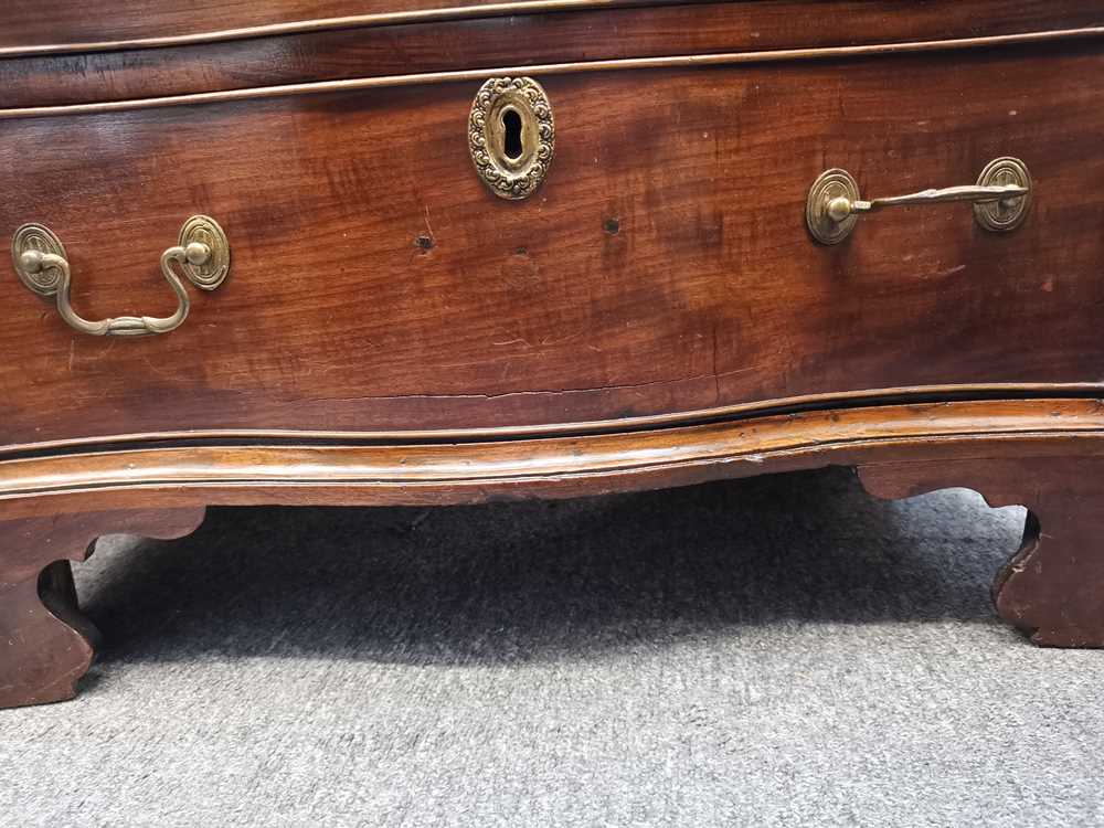 A GEORGE III MAHOGANY BACHELORS CHEST - Bild 3 aus 12