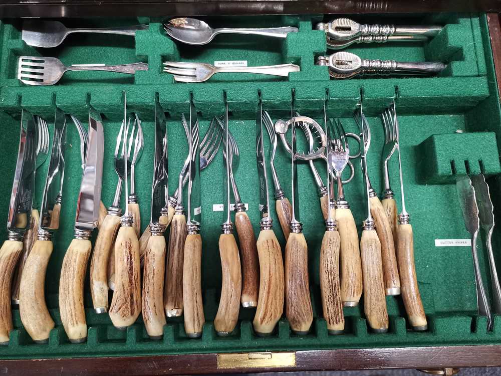 A 20TH CENTURY MAHOGANY THREE DRAWER CANTEEN OF SILVER PLATED CUTLERY - Bild 9 aus 12