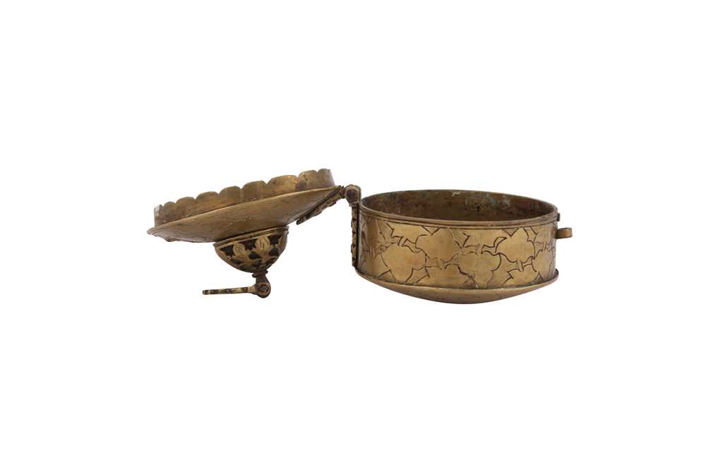 AN INDIAN ENGRAVED BRASS PORTABLE INKWELL Possibly Deccan, Central India, 18th century - Image 7 of 7