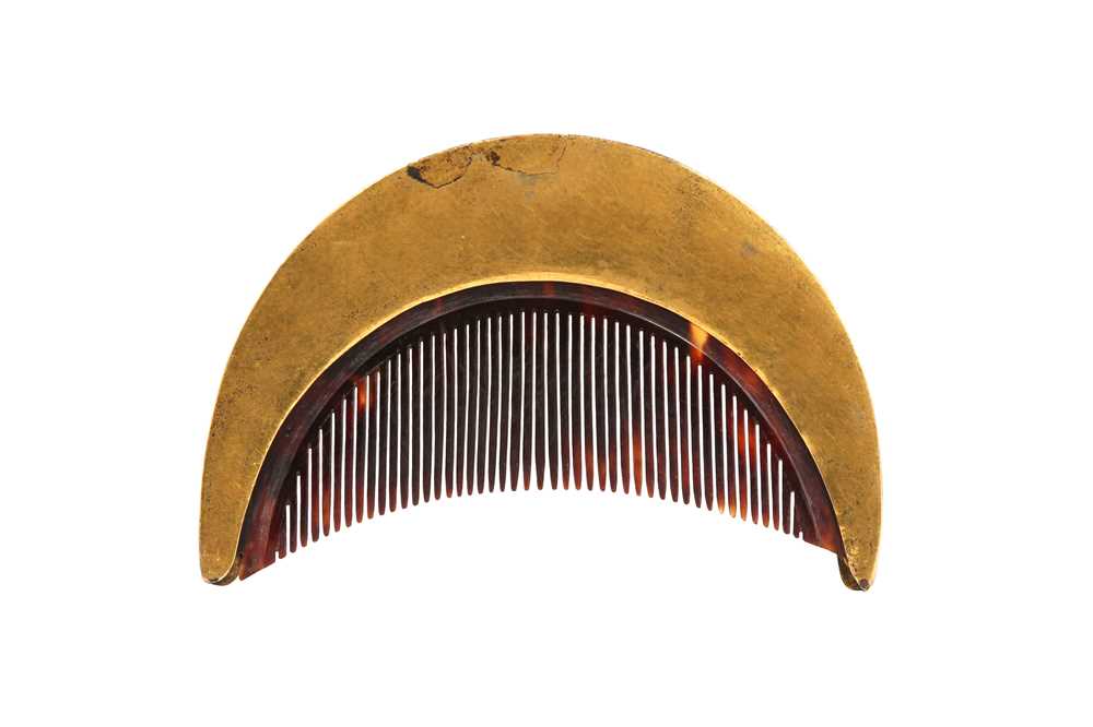 λ A SINHALESE TORTOISESHELL HAIR COMB WITH GOLD-WASHED FITTING Sri Lanka, late 19th - early 20th cen - Image 2 of 2