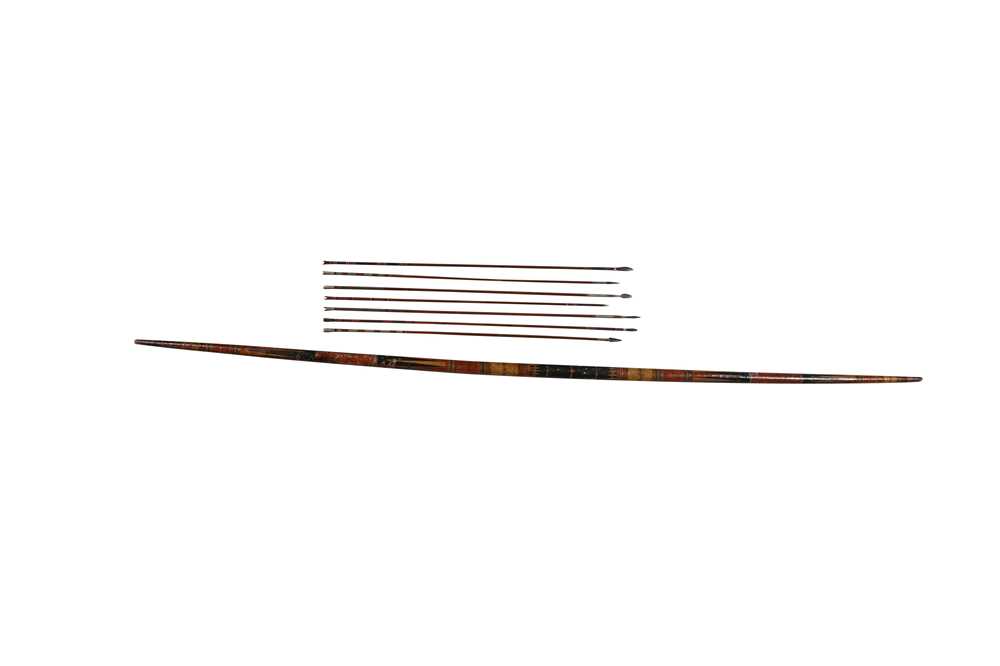 A SINHALESE POLYCHROME-PAINTED AND LACQUERED WOODEN BOW AND SEVEN ARROWS Possibly Kandy, Sri Lanka (