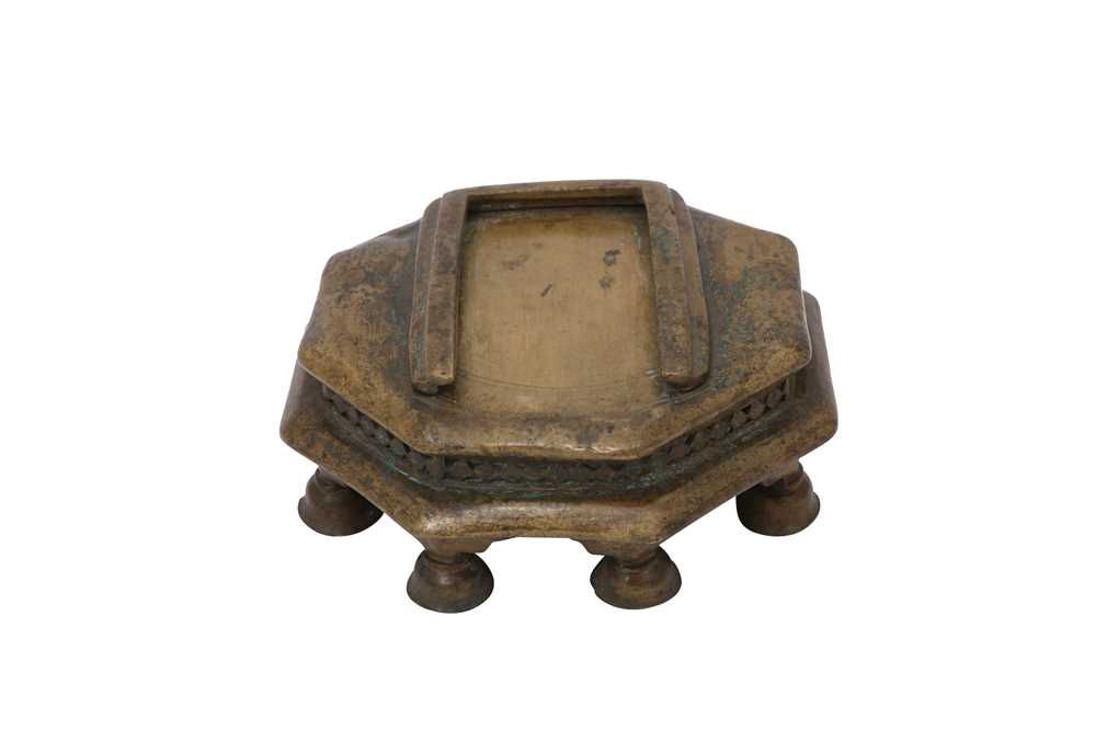 A RITUAL BRASS CANDLE HOLDER WITH NANDI THE BULL Possibly Southern India, late 18th - 19th century - Image 4 of 8