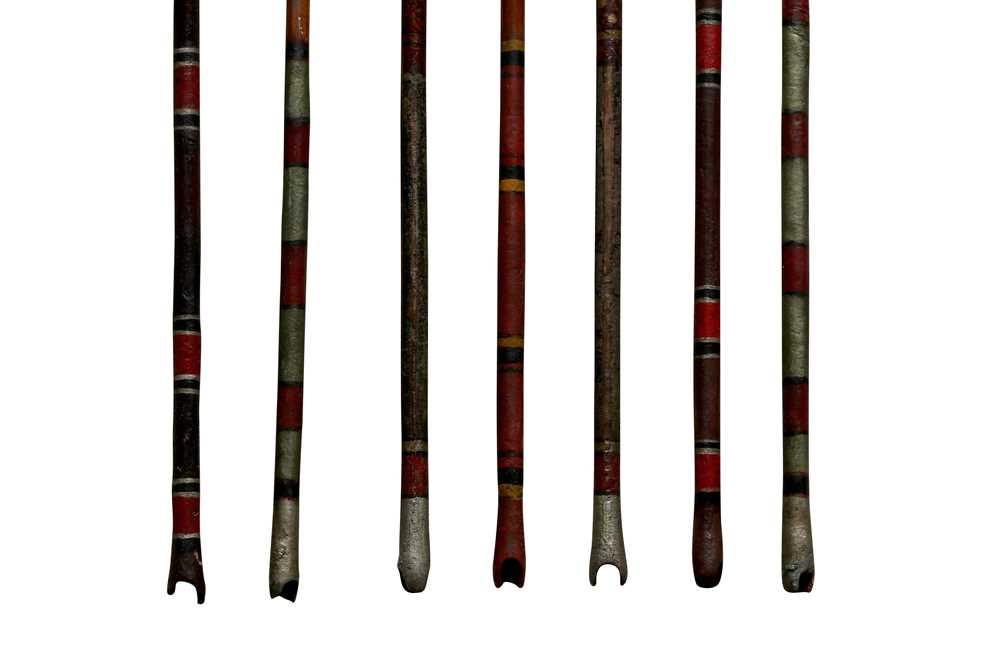 A SINHALESE POLYCHROME-PAINTED AND LACQUERED WOODEN BOW AND SEVEN ARROWS Possibly Kandy, Sri Lanka ( - Image 3 of 5