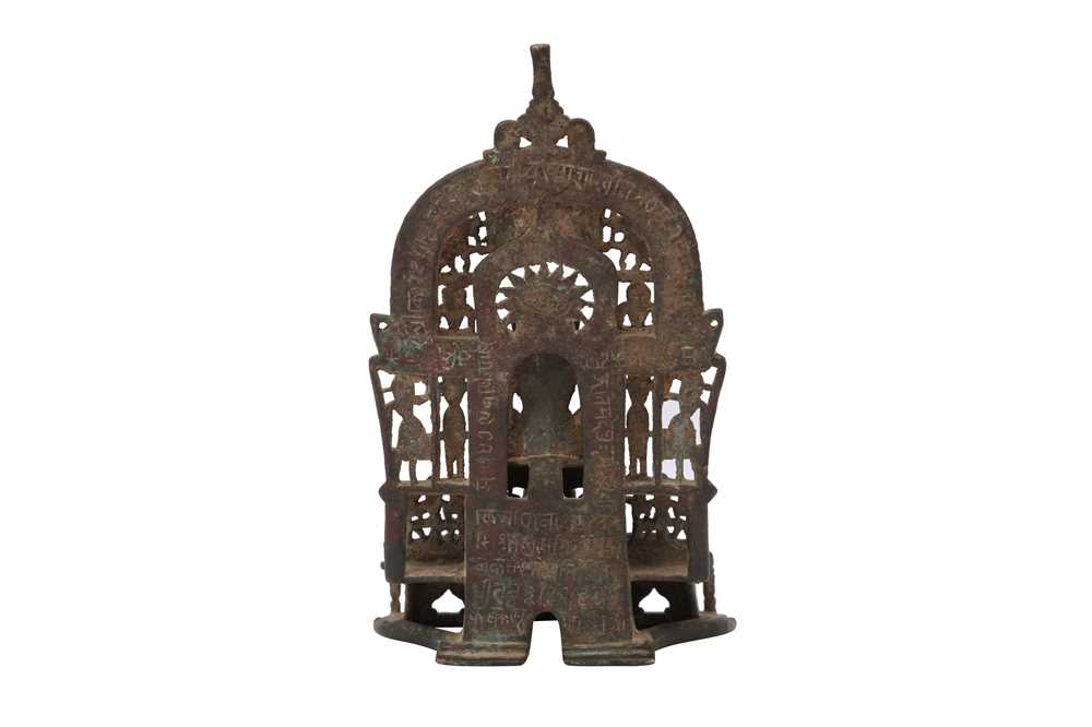 A SILVER AND BRASS-INLAID BRONZE JAIN ALTAR PIECE Possibly Gujarat, North-West India, 15th - 16th ce - Image 4 of 7