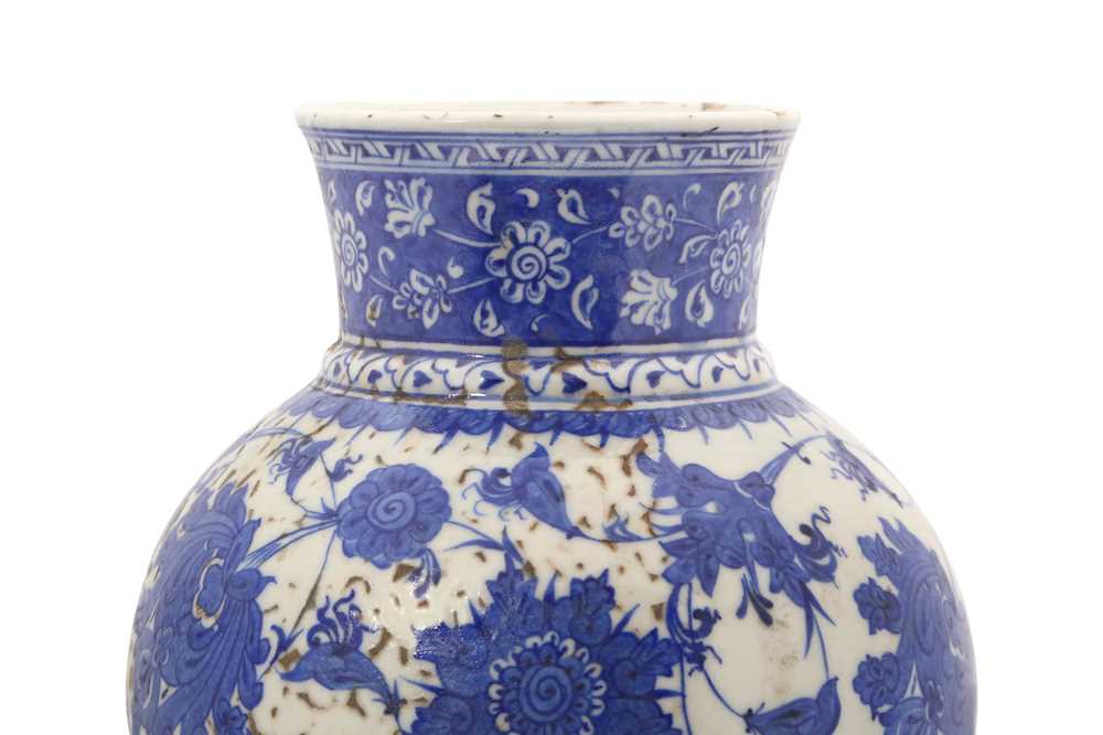 A BLUE AND WHITE IZNIK-REVIVAL POTTERY VASE WITH CHINESE-INSPIRED LOTUS MOTIF Ottoman Turkey, 19th c - Image 3 of 4