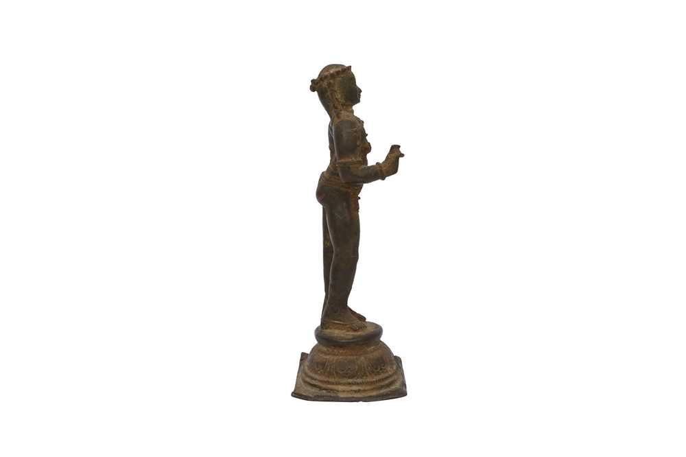 A BRONZE FIGURE OF A STANDING APSARA OR SOUTH INDIAN SAINT Possibly Tamil Nadu, Southern India, Chol - Image 2 of 5