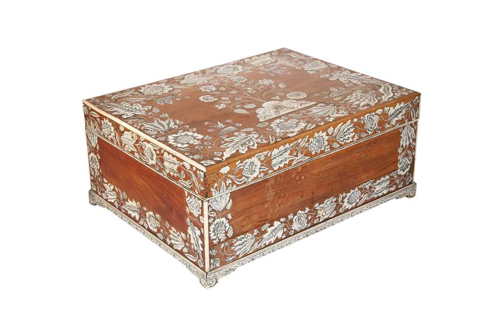 λ A LARGE ANGLO-INDIAN ROSEWOOD AND IVORY-INLAID DRESSING BOX WITH STAND Vizagapatam, Andhra Pradesh