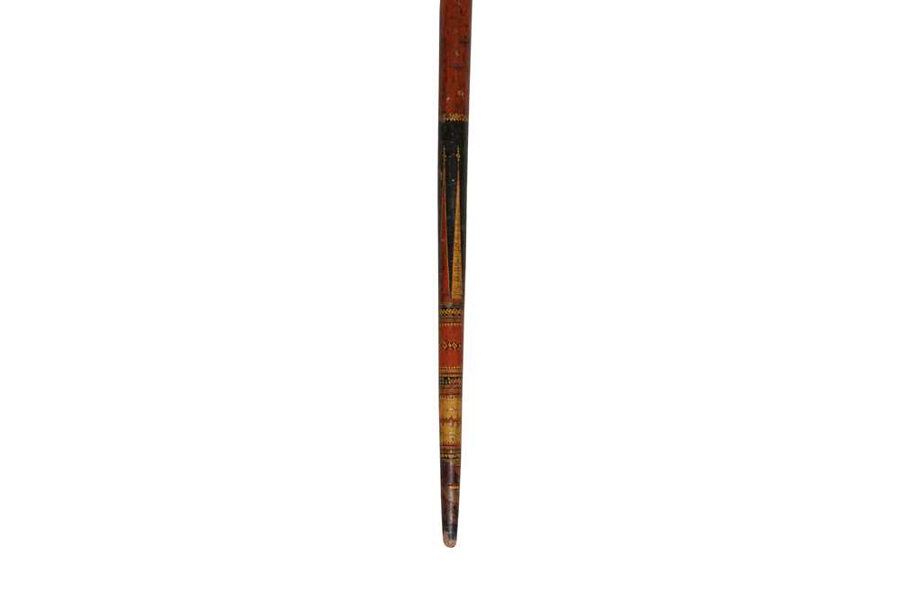 A SINHALESE POLYCHROME-PAINTED AND LACQUERED WOODEN BOW AND SEVEN ARROWS Possibly Kandy, Sri Lanka ( - Image 5 of 5