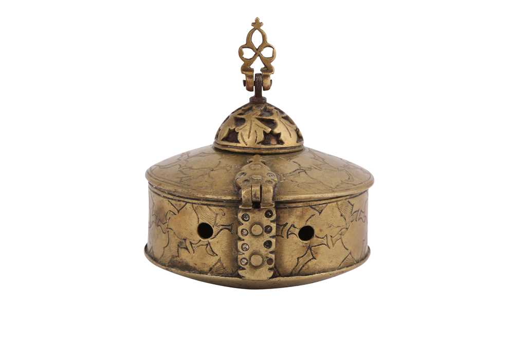 AN INDIAN ENGRAVED BRASS PORTABLE INKWELL Possibly Deccan, Central India, 18th century - Image 6 of 7