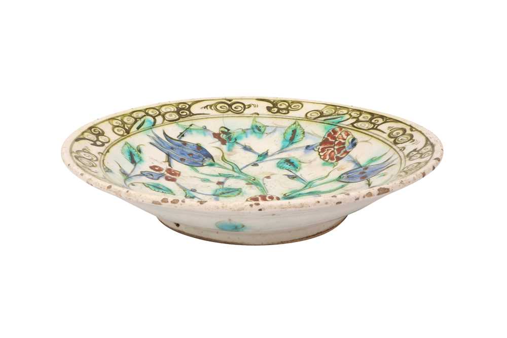 AN IZNIK POTTERY DISH WITH TULIPS AND CARNATIONS Iznik, Ottoman Turkey, late 16th - 17th century - Image 2 of 4