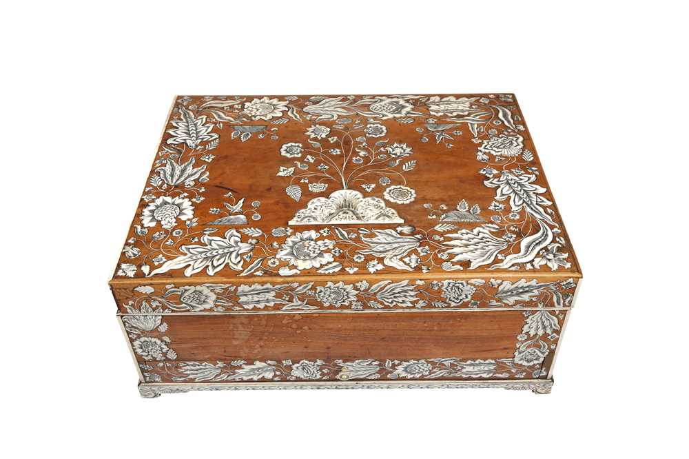 λ A LARGE ANGLO-INDIAN ROSEWOOD AND IVORY-INLAID DRESSING BOX WITH STAND Vizagapatam, Andhra Pradesh - Image 2 of 6