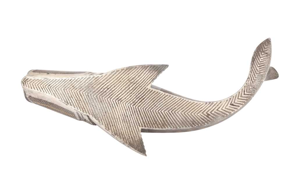 A DECORATIVE SILVER AND GOLD-INLAID (KOFTGARI) STEEL CARP Possibly Mayo School of Arts (modern-day N - Image 5 of 5