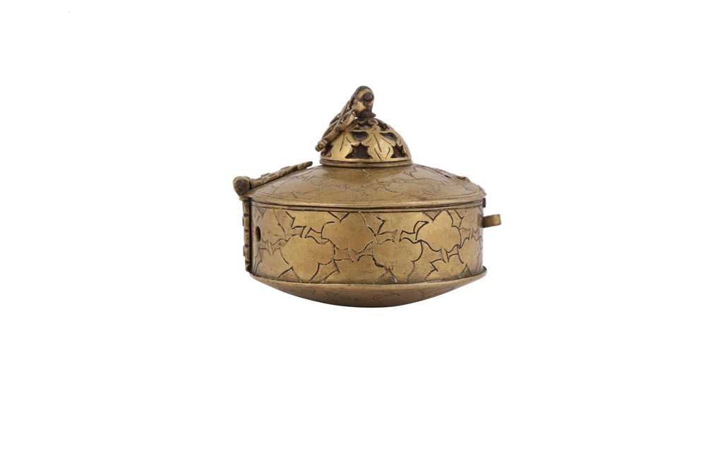 AN INDIAN ENGRAVED BRASS PORTABLE INKWELL Possibly Deccan, Central India, 18th century - Image 2 of 7