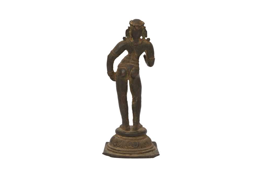 A BRONZE FIGURE OF A STANDING APSARA OR SOUTH INDIAN SAINT Possibly Tamil Nadu, Southern India, Chol - Image 4 of 5