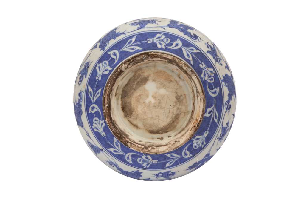 A BLUE AND WHITE IZNIK-REVIVAL POTTERY VASE WITH CHINESE-INSPIRED LOTUS MOTIF Ottoman Turkey, 19th c - Image 4 of 4