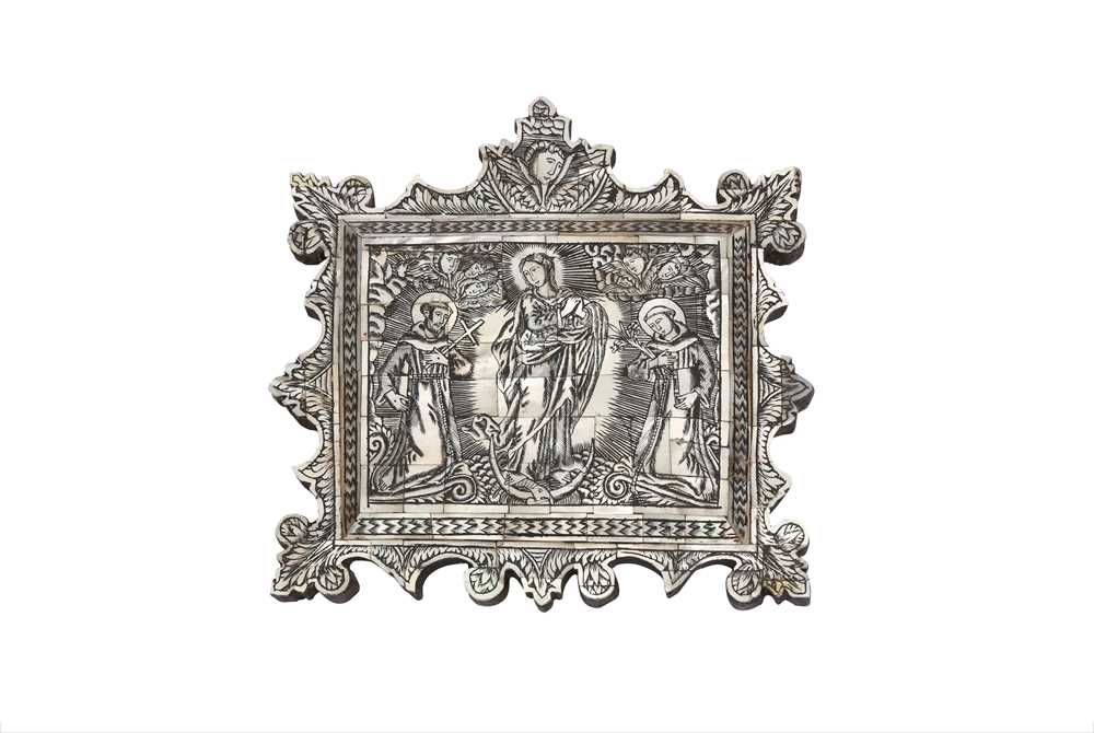 λ A FINE ENGRAVED AND TINTED MOTHER-OF-PEARL ICON OF THE VIRGIN Jerusalem, Holy Land, late 18th - ea