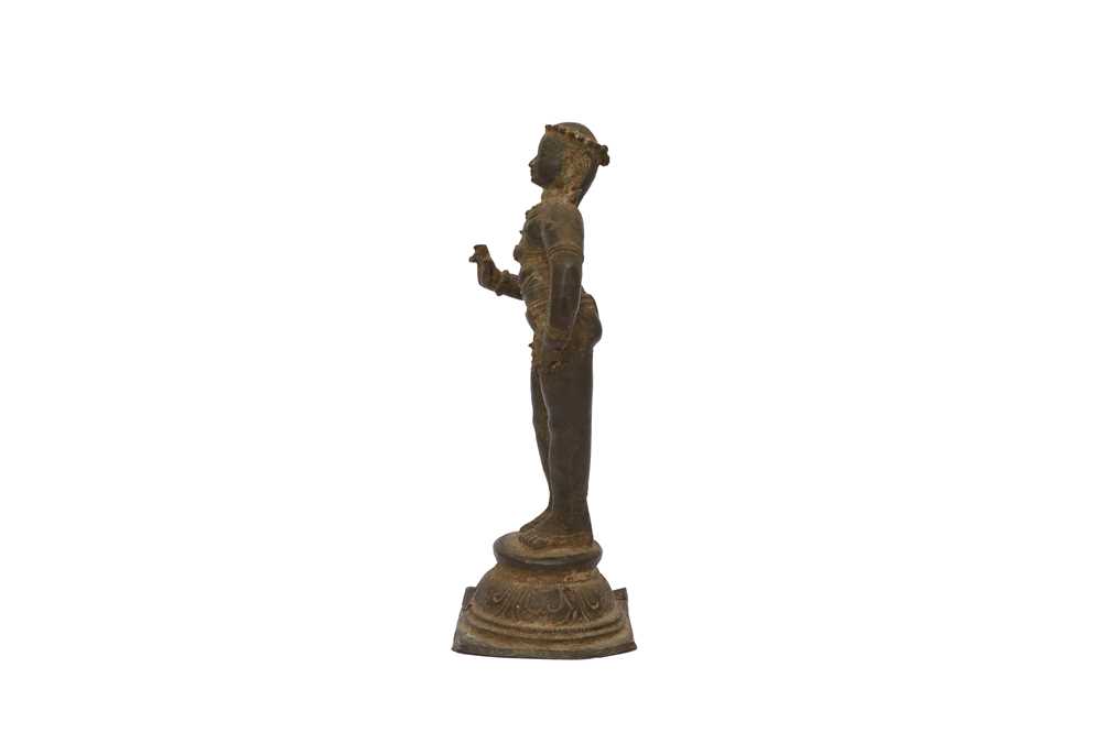 A BRONZE FIGURE OF A STANDING APSARA OR SOUTH INDIAN SAINT Possibly Tamil Nadu, Southern India, Chol - Image 3 of 5