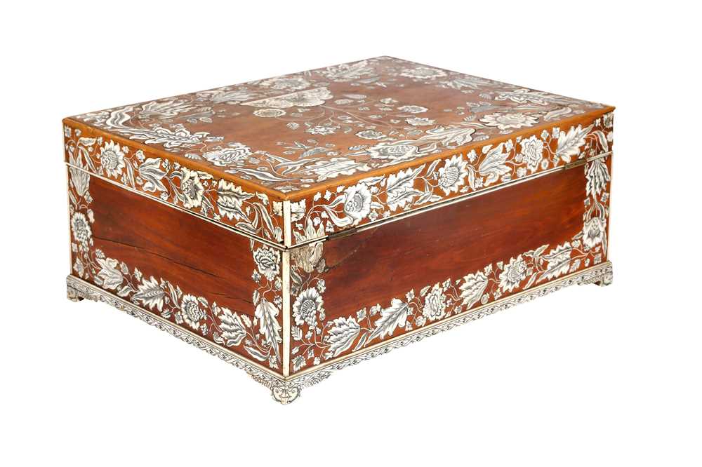 λ A LARGE ANGLO-INDIAN ROSEWOOD AND IVORY-INLAID DRESSING BOX WITH STAND Vizagapatam, Andhra Pradesh - Image 3 of 6