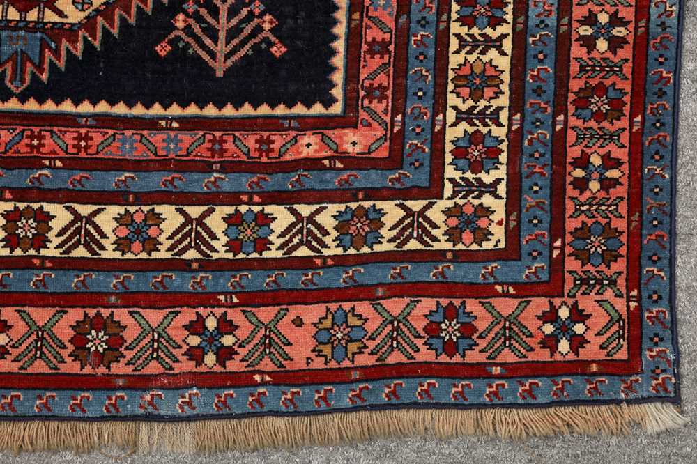 A FINE EAST CAUCASIAN RUG - Image 6 of 7