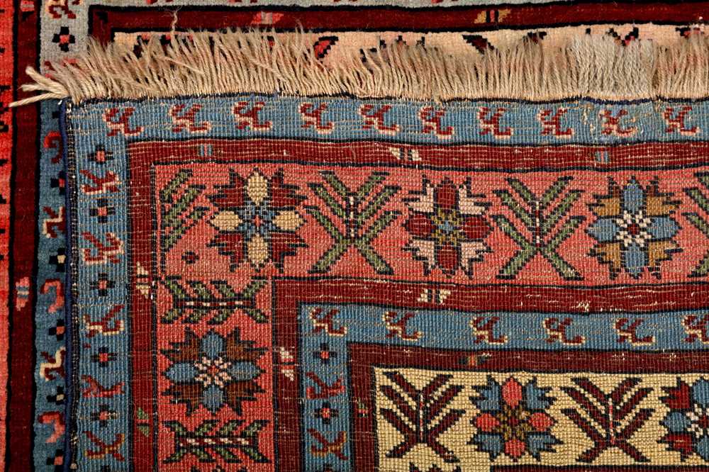 A FINE EAST CAUCASIAN RUG - Image 7 of 7