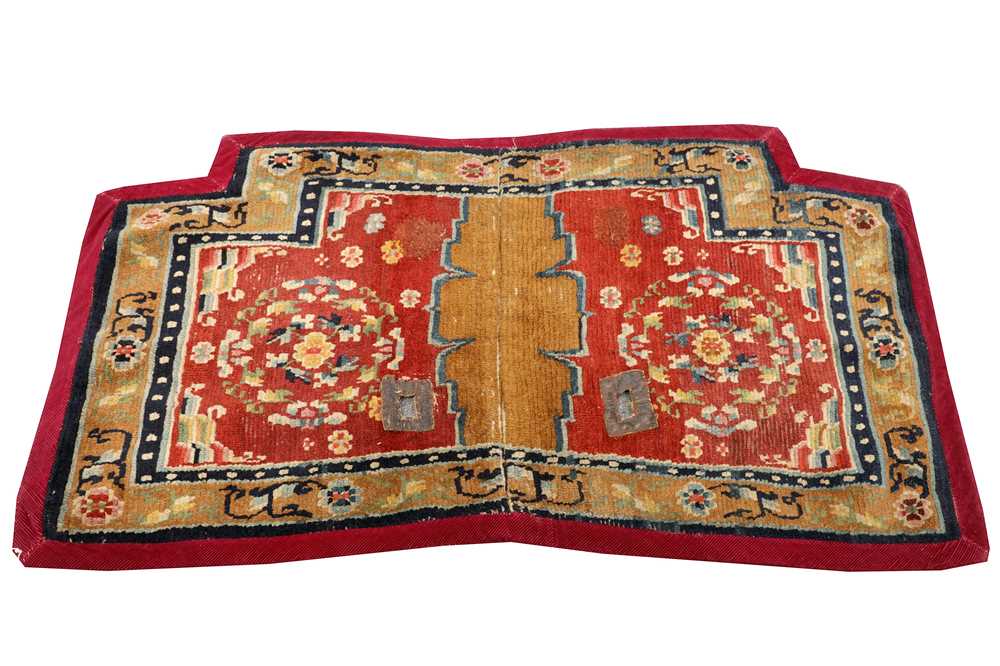 AN ANTIQUE TIBETAN SADDLE COVER - Image 2 of 4