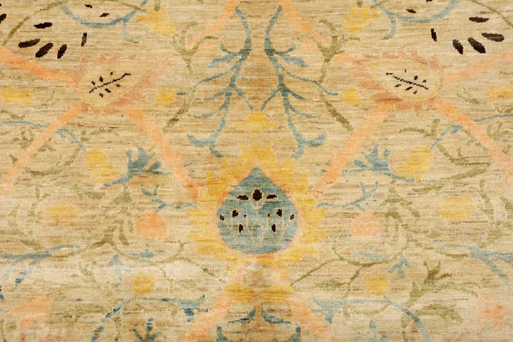 A FINE ARTS & CRAFTS DESIGN CARPET - Image 4 of 8