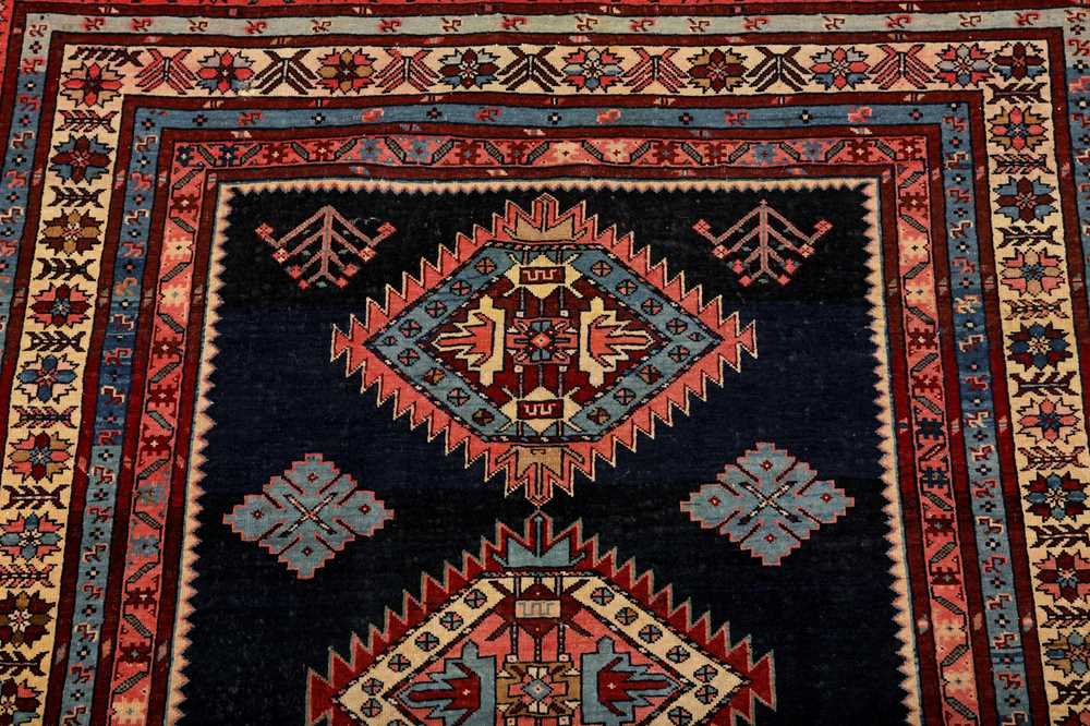 A FINE EAST CAUCASIAN RUG - Image 3 of 7