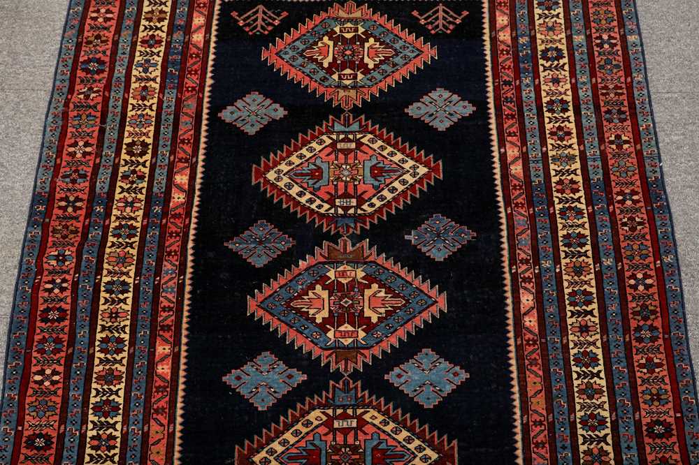 A FINE EAST CAUCASIAN RUG - Image 4 of 7
