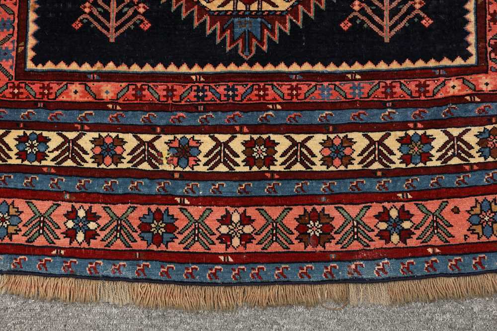 A FINE EAST CAUCASIAN RUG - Image 5 of 7