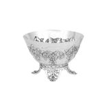 An Edwardian sterling silver fruit bowl, London 1901 by Boodle and Dunthorne (reg. 26th March 1900)