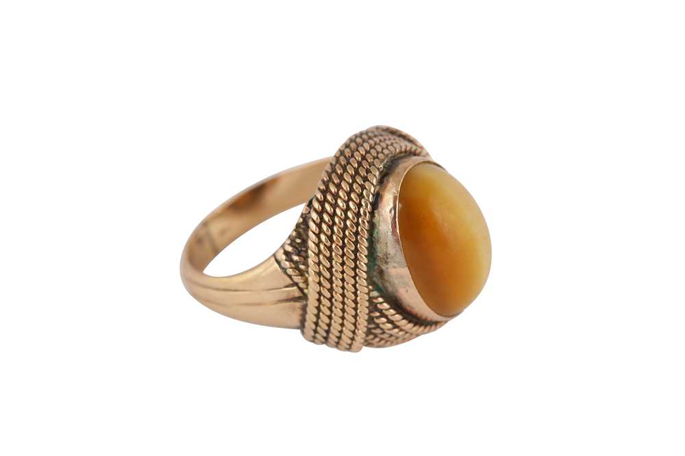 A TIGER'S EYE RING - Image 2 of 3