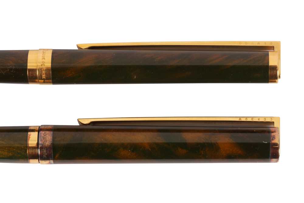 A FRENCH S.T. DUPONT LAQUE DE CHINE FOUNTAIN PEN AND BALLPOINT PEN - Image 3 of 4