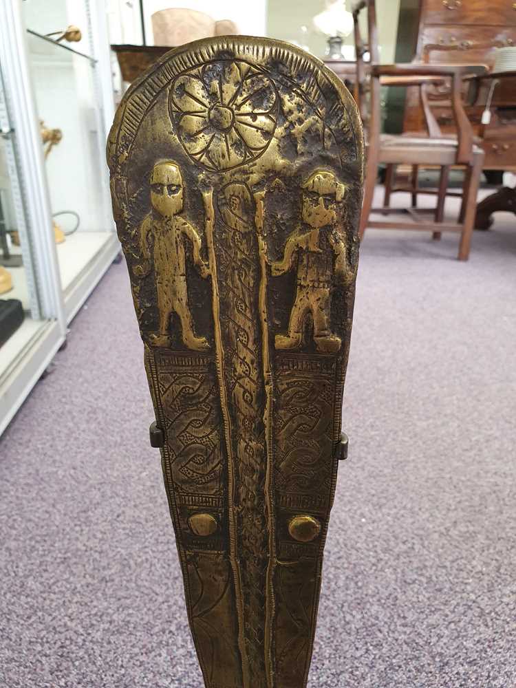 A GROUP OF TWELVE TRIBAL PIECES - Image 10 of 11