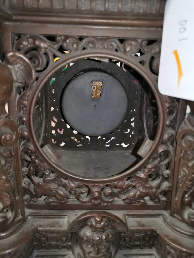 AN ORNATE FRENCH BRONZE TABLE CLOCK - Image 4 of 7