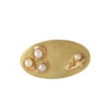 A PEARL BROOCH