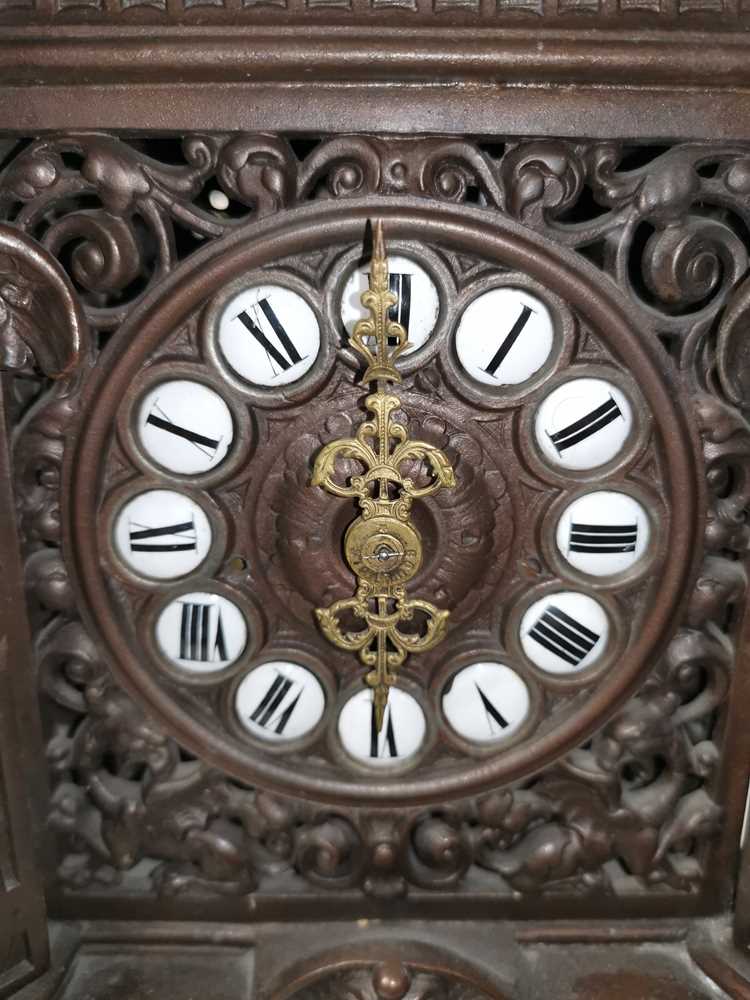 AN ORNATE FRENCH BRONZE TABLE CLOCK - Image 5 of 7
