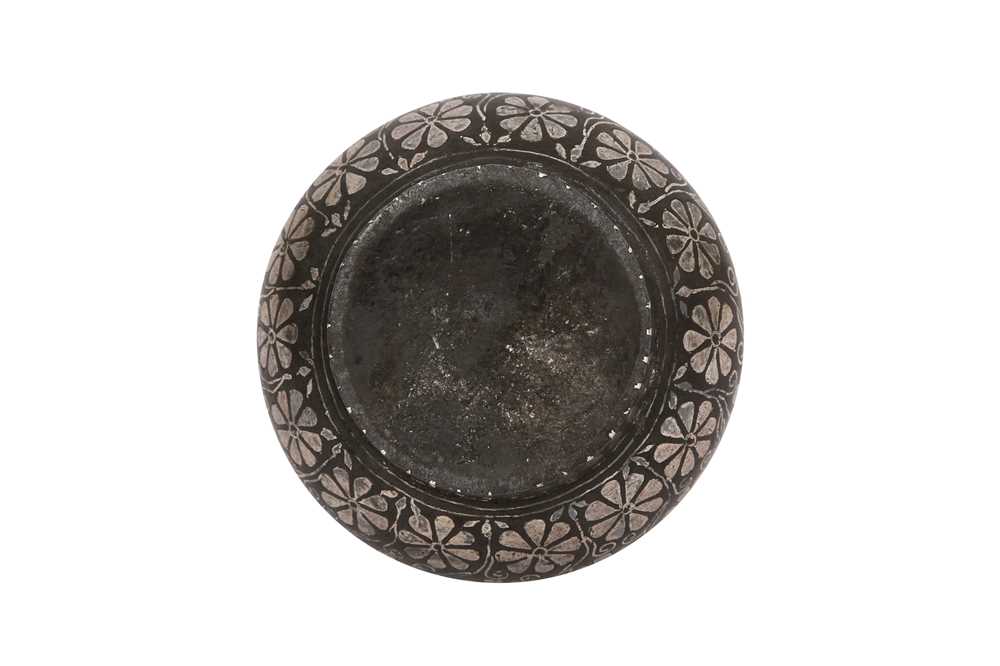 A MINIATURE SILVER-INLAID BIDRI INKWELL Bidar, Deccan, Central India, 18th - 19th century - Bild 3 aus 4