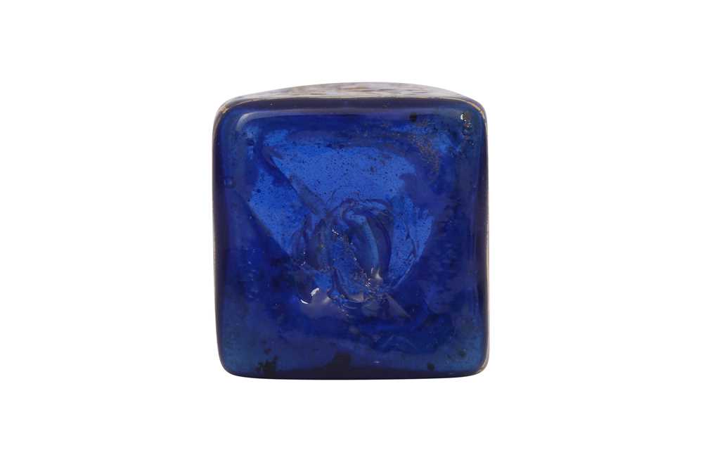 A WHEEL-CUT AND GILT COBALT BLUE GLASS INKWELL Mughal India, 18th century - Bild 4 aus 4